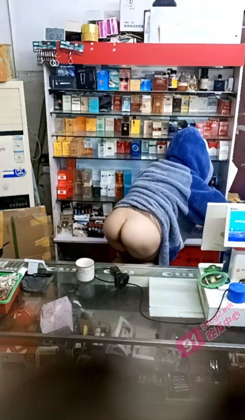猎奇推荐～熟妇老板娘没想到是个露出癖 透明装诱惑男顾客勾引进小屋性爱啪啪！