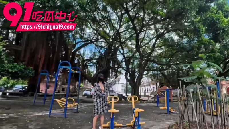 推特女博主cikaimoon在公园里全裸引诱老头子2 推特女博主cikaimoon在公园里全裸引诱老头子2