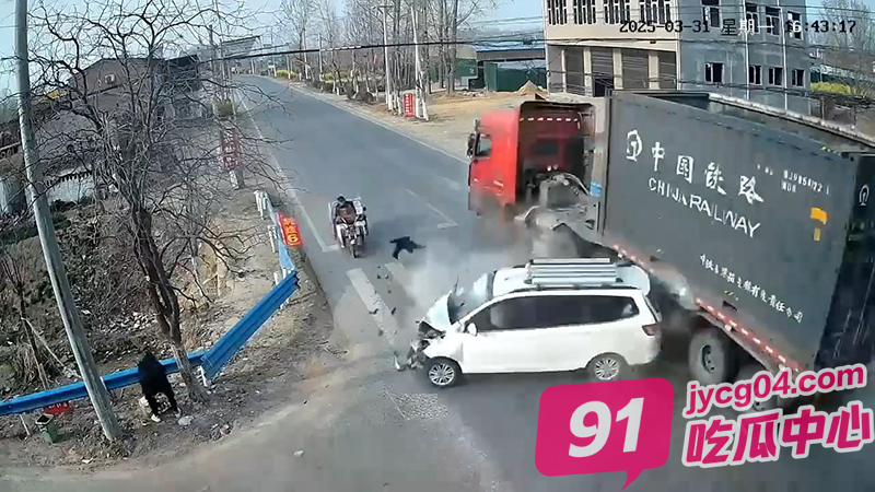 十字路口惨烈车祸！老太被撞飞5米后坠沟！当场身亡！ 配图2