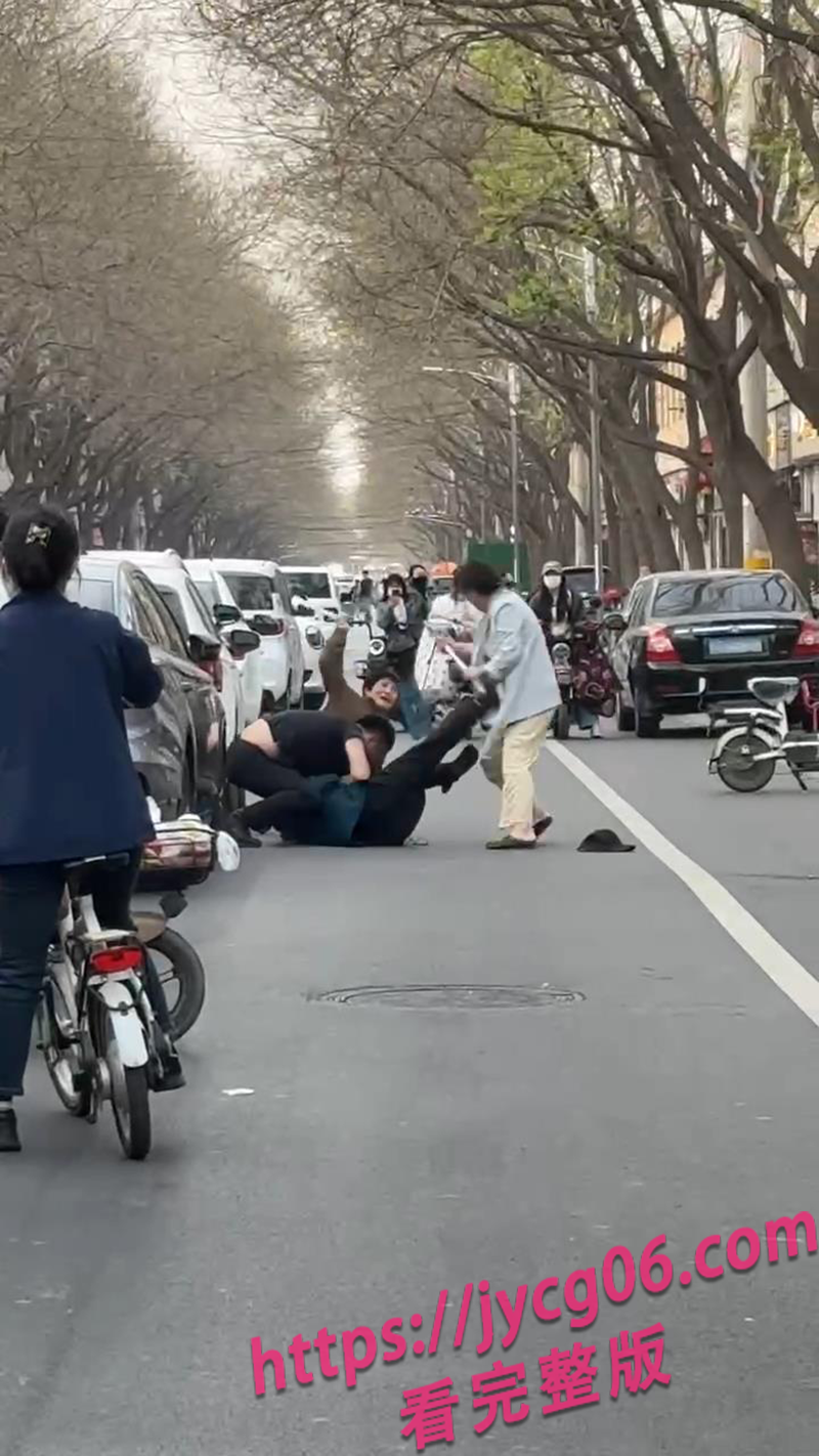 哄堂大孝了家人们！河北街头小三指挥男子拳脚伺候爹妈！ 配图7