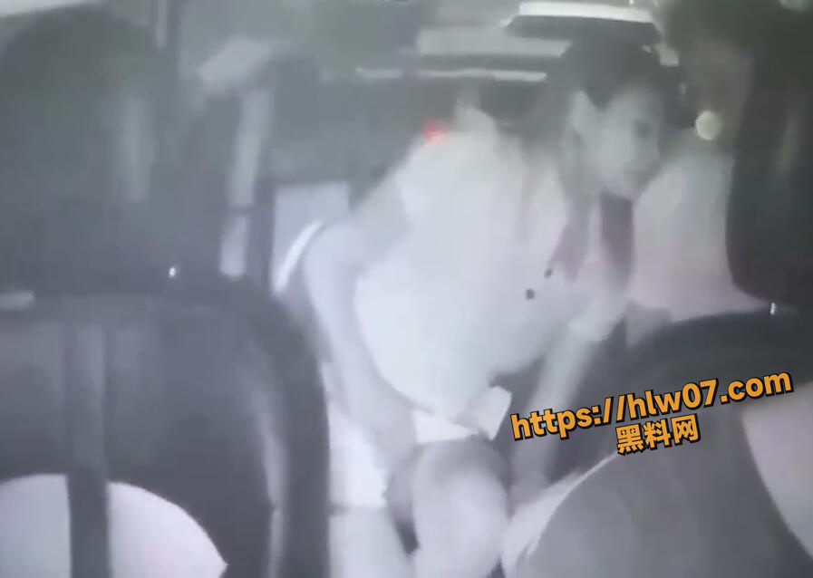 辣眼睛 滴滴司机正常开车中 饥渴美女后排乘骑操逼 强装镇定!