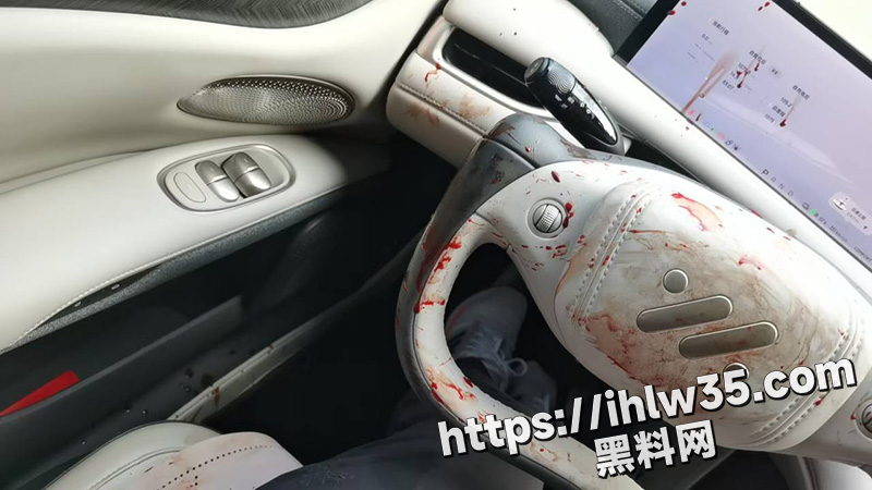 小伙喜提新车！可惜被封建思想的丈母娘请神婆泼鸡血！堪比杀人现场！