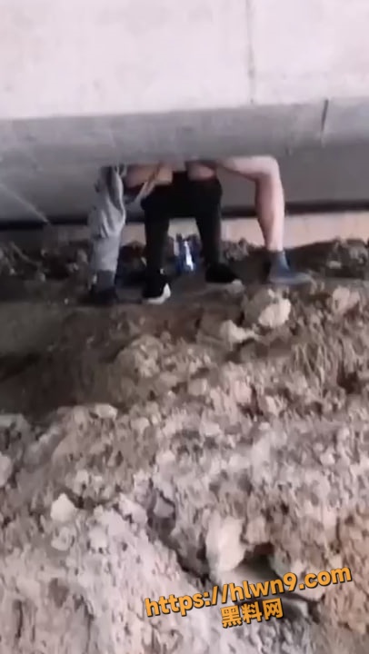 钓鱼佬天塌了！好不容易出来钓个鱼清净一下 碰到有人打野战 钓鱼的心情全整没了!