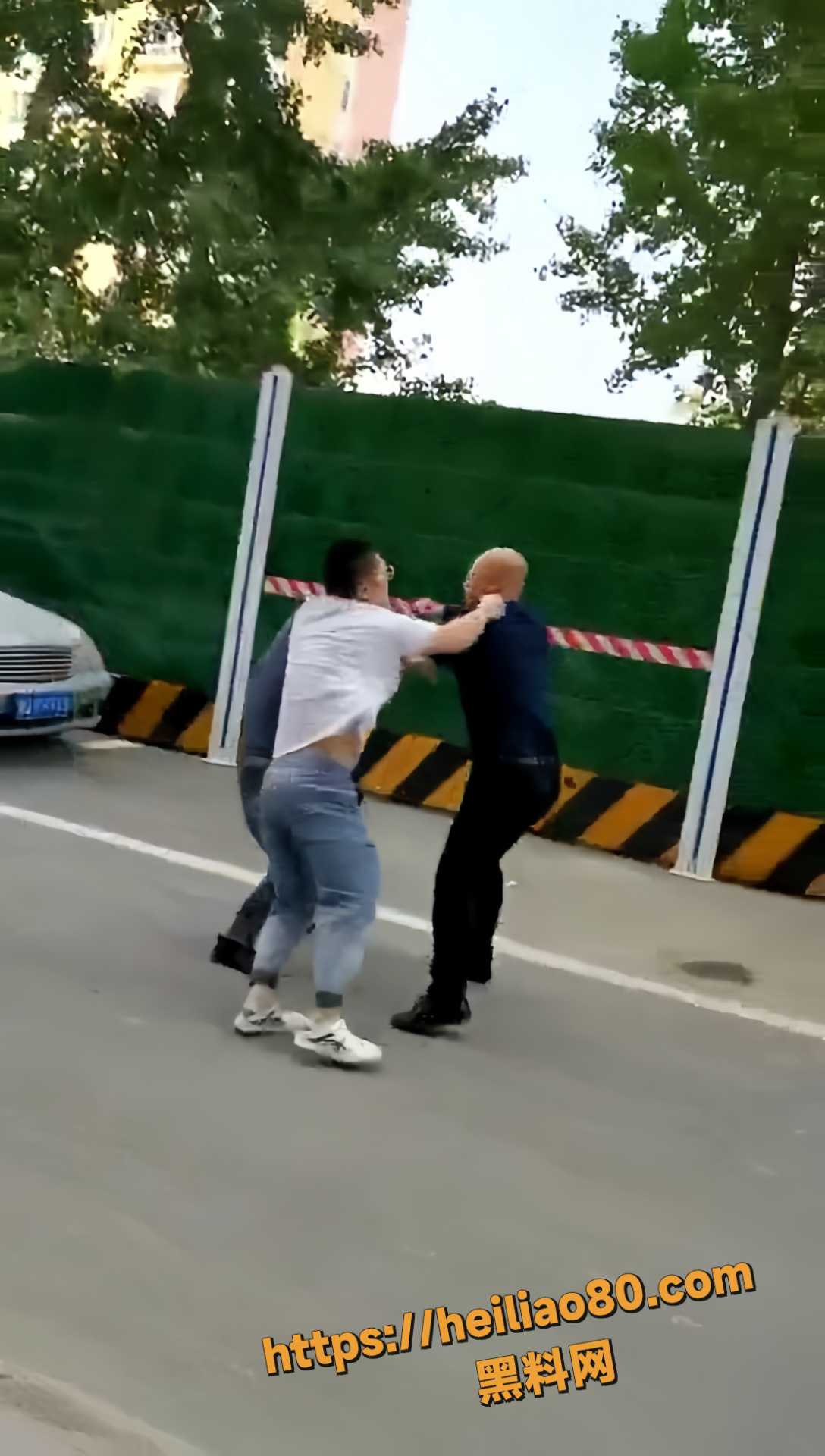 街头突发打架事件 光头男1v2父子俩激烈打斗 现场暴力血腥围观热议