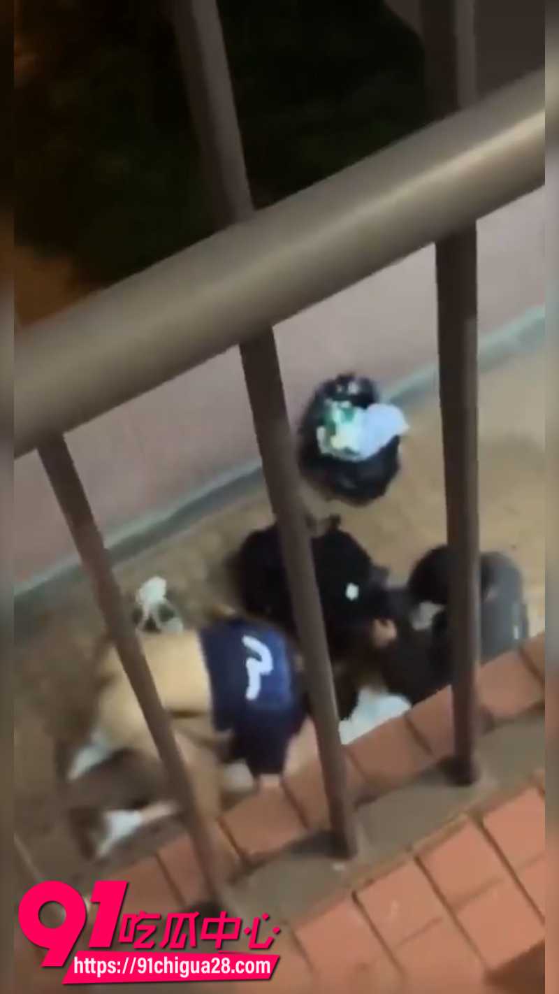 香港屋苑平台年轻人3P现场1