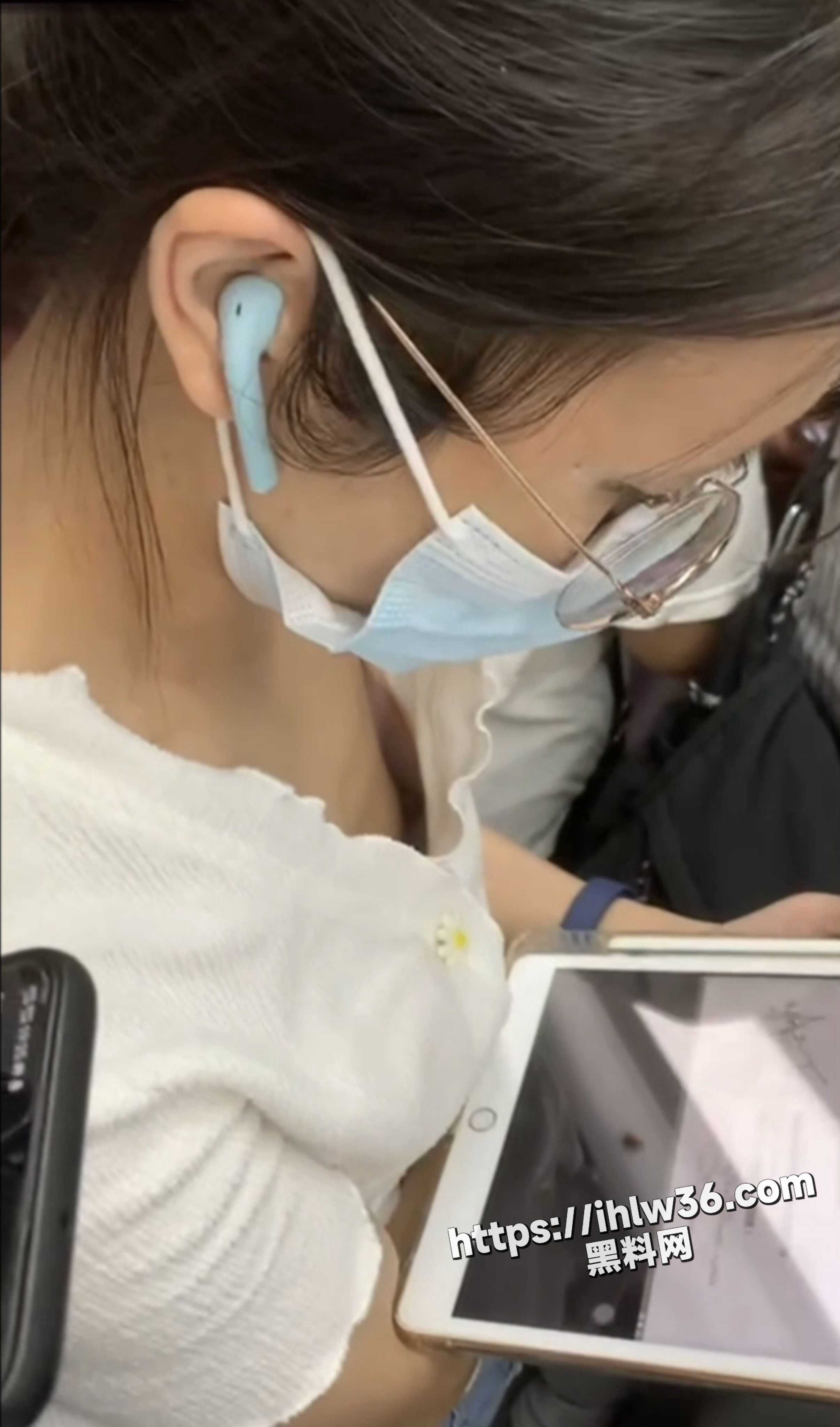 奉劝各位妹子们以后还是少穿低胸吊带出门 大神高抄多位妹子胸部走光！