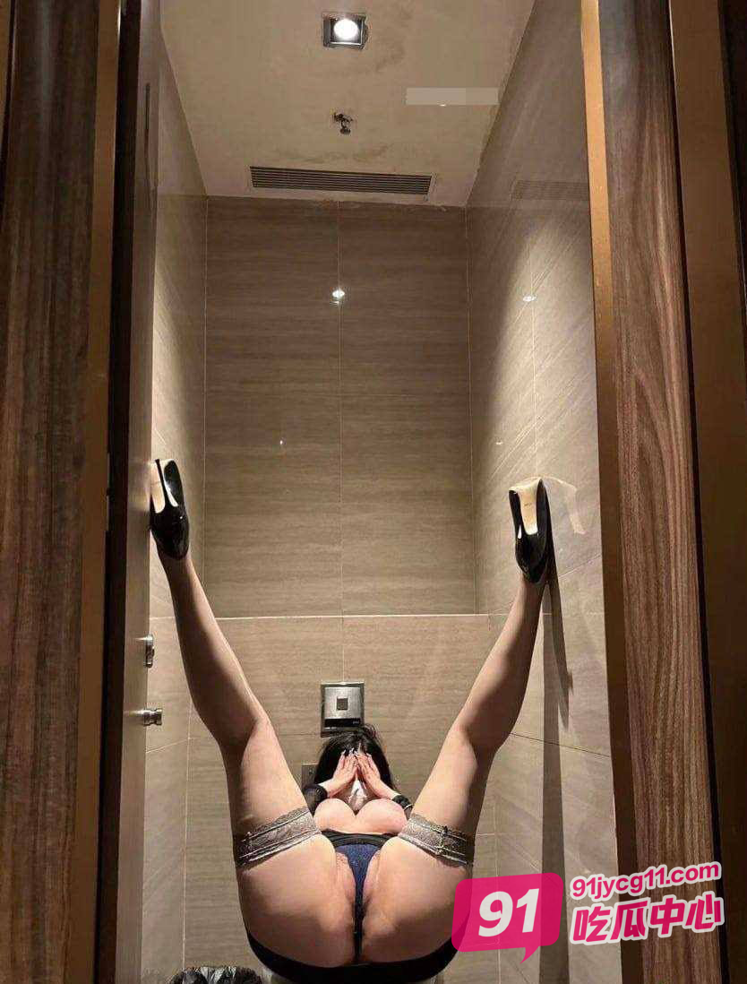 抖音百万网红兔兔1104 惊人肥臀配上傲人巨乳让人把持不住！