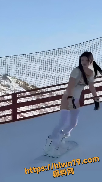 冰雪中双马尾萝莉嫩妹骚舞脱衣，金主任务扭得嫩逼都露馋死人！