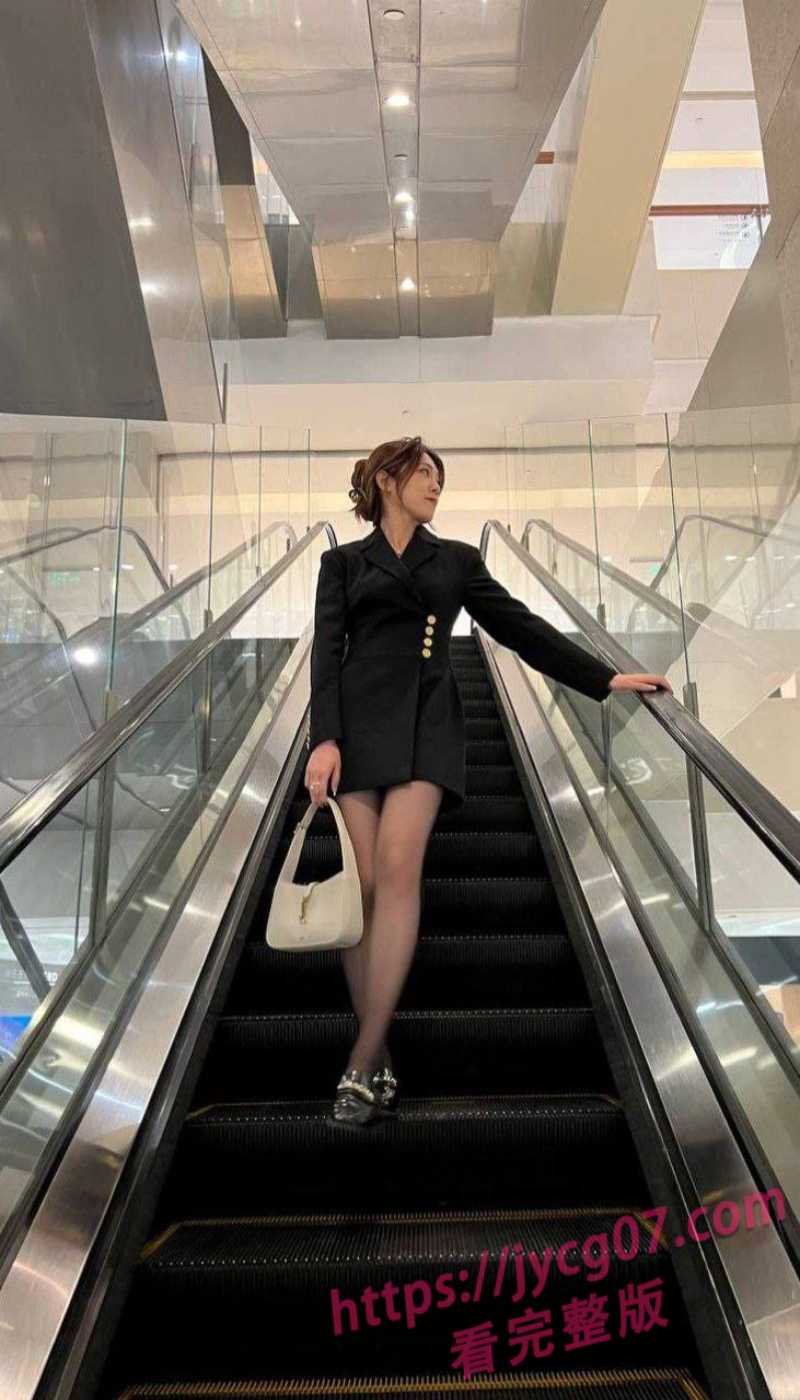 黑丝女神被调教成性奴！和炮友学校开房！捆绑狗链跪爬露淫态~ 配图2