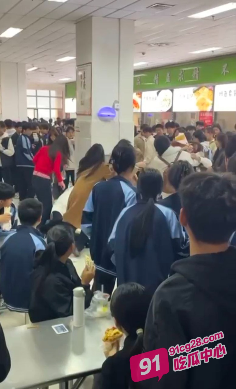 武汉市第二中学食堂女生打架事件 4名女同学互掐嫩乳裸露 现场混乱不堪！ 配图2