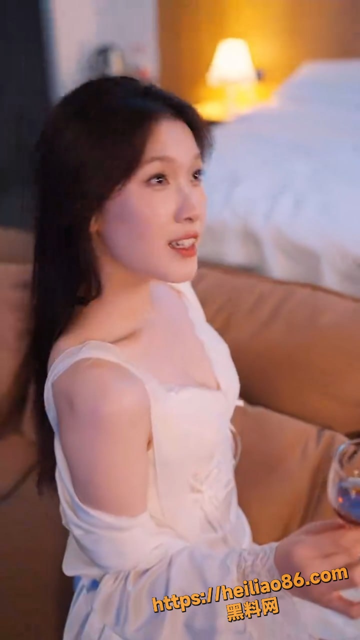 擦边短剧 诱爱成瘾 女销售全身心伺候客户终成灵魂伴侣