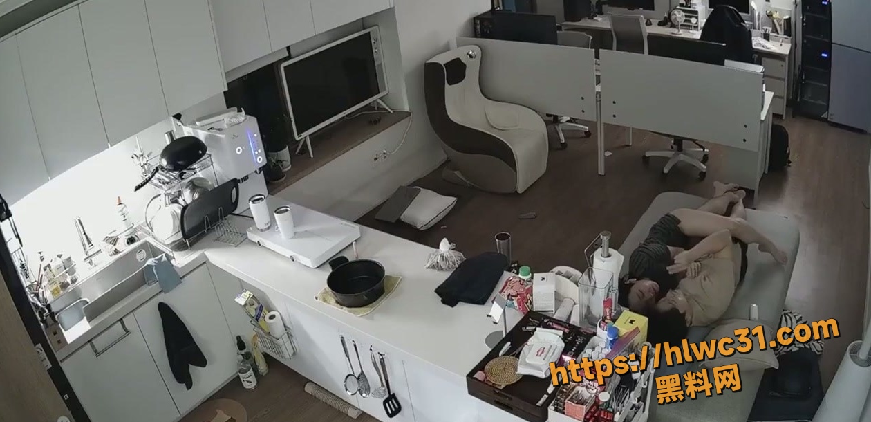 韩国摄影棚监控实录 老板与性感女友客厅地板甜蜜磨蹭 女友主动骑乘疯狂榨精 太真实