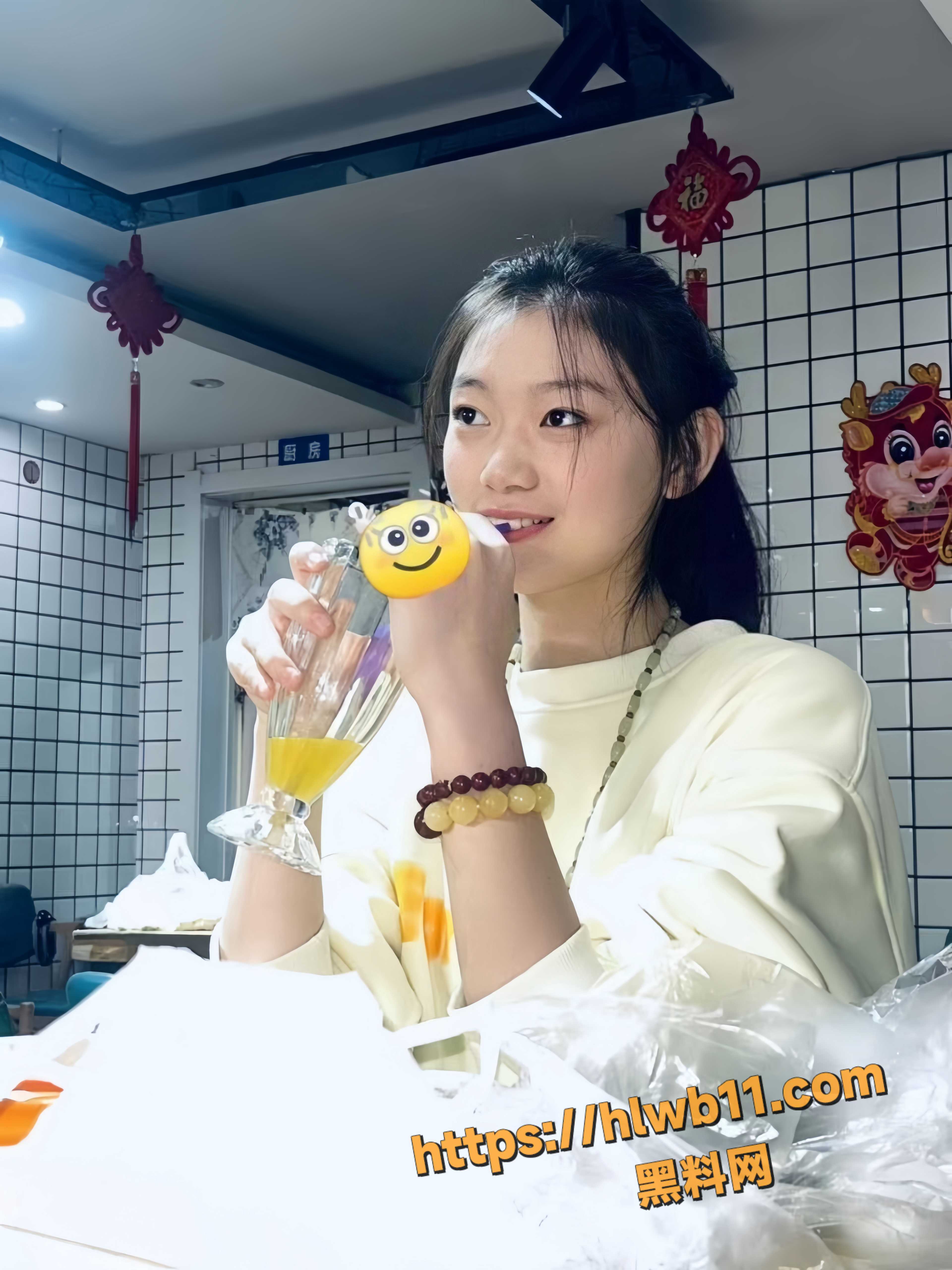 某艺术学院舞蹈生 肉肉 化身男友胯下母狗 深喉口交怼脸特写 大量不雅视频流出疯传！