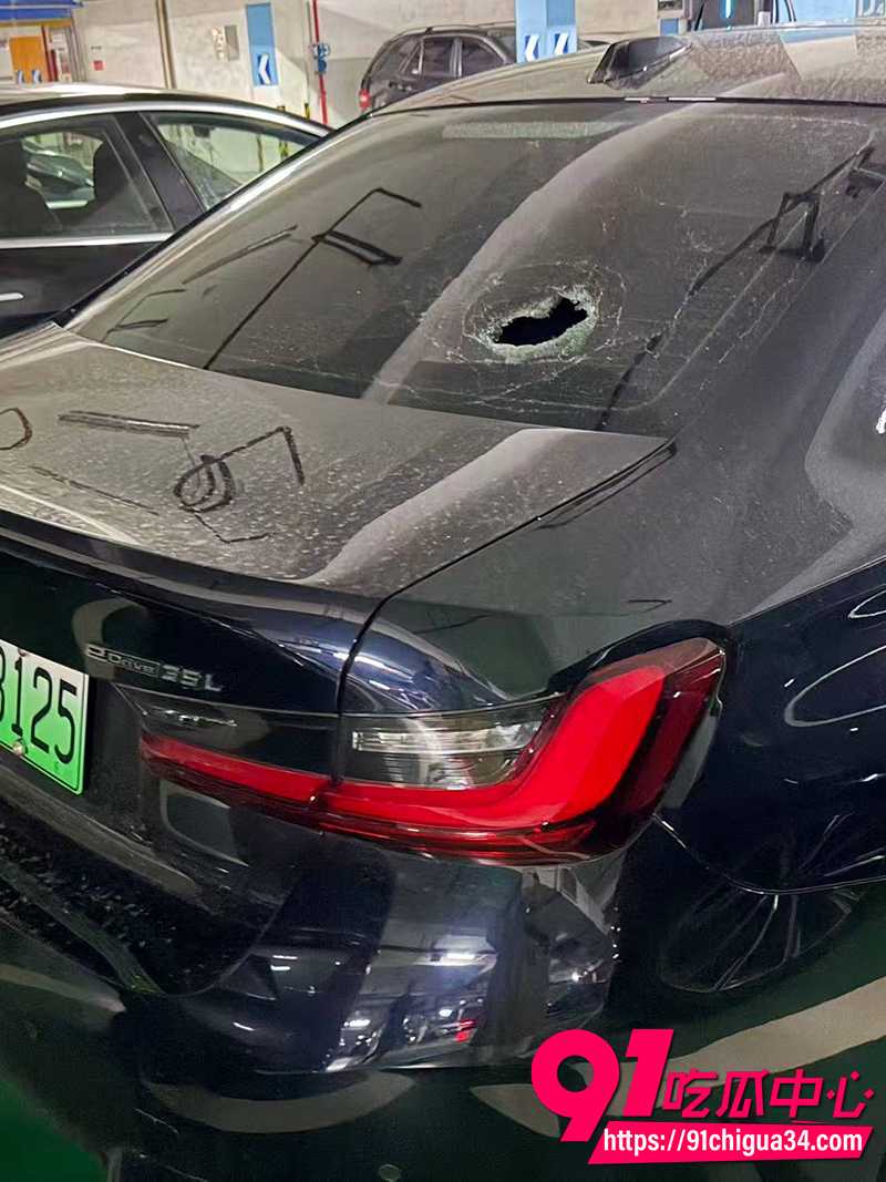 中江浅水湾少年狂砸200辆豪车 迈巴赫保时捷无一幸免 这得赔多少?