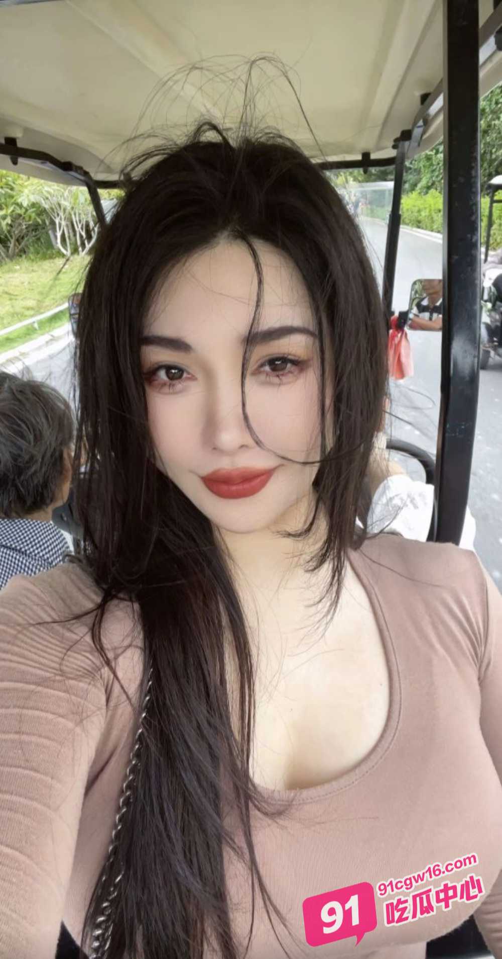 抖音67万粉丝微胖翘臀网红美豹组长冷艳少妇眼神勾魂 线下和大佬啪啪福利视频 配图3