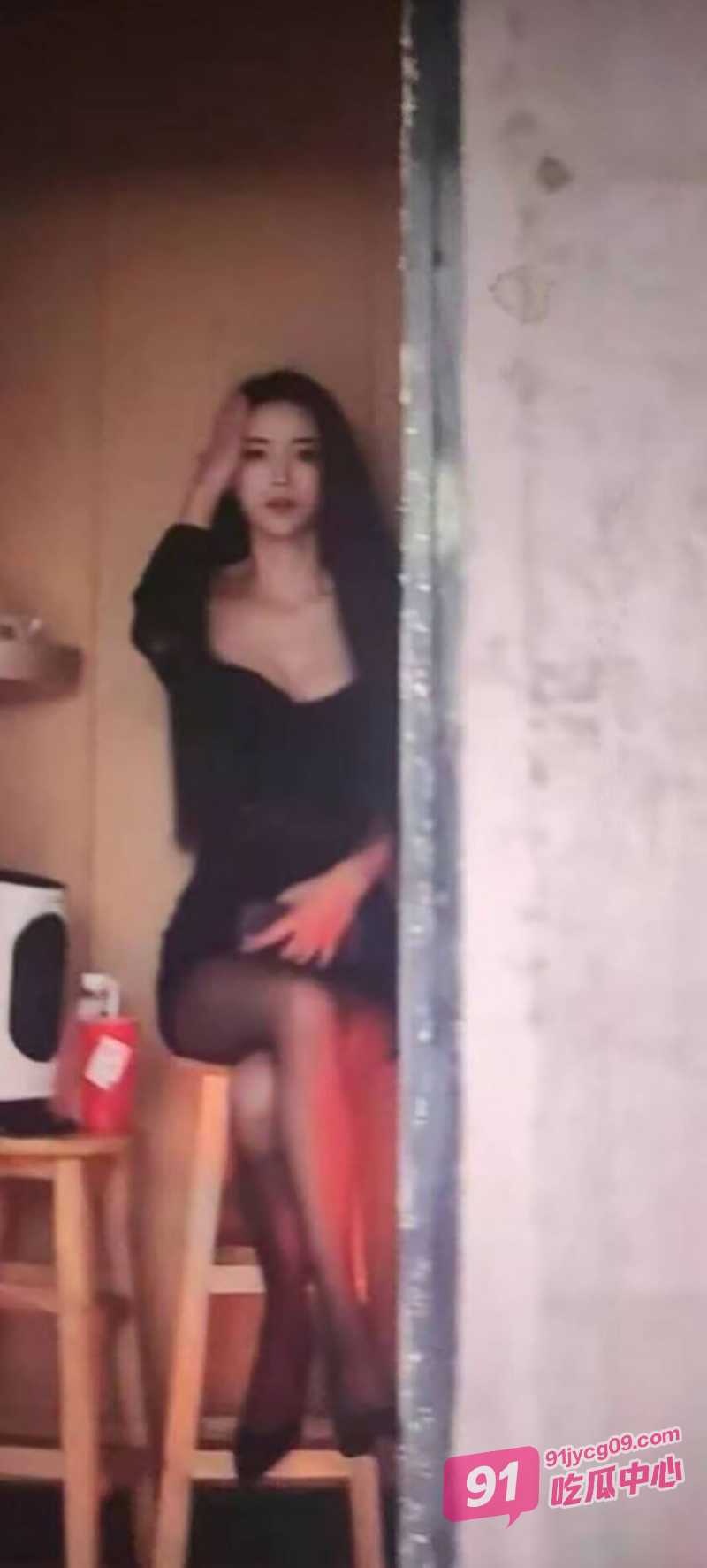 长沙鸡店美女花魁 众人排队干被帽子叔叔一锅端 这些又是谁的未来老婆呢