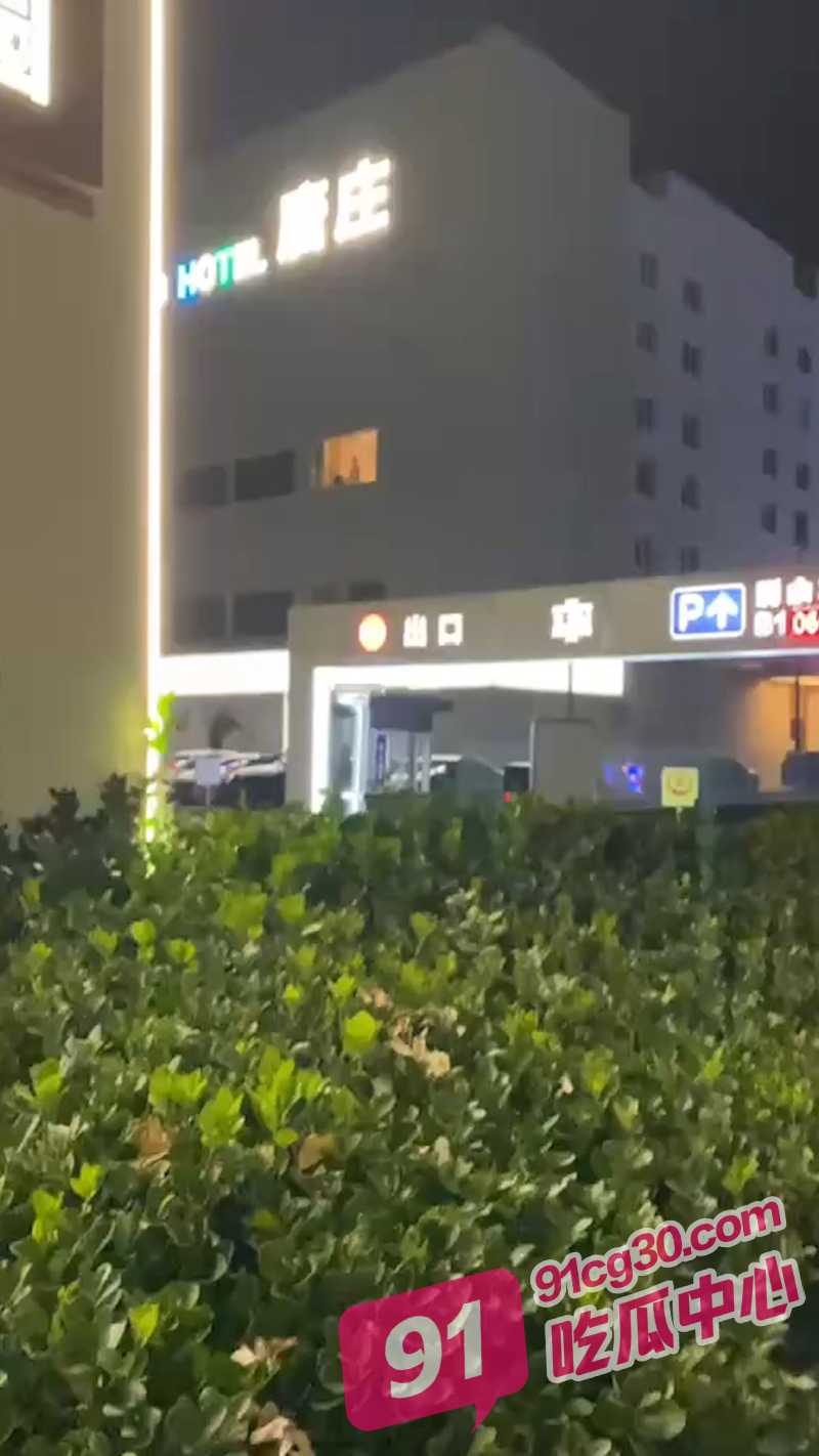 山东淄博张店唐庄洗浴中心 客人技师落地玻璃窗前激情啪啪