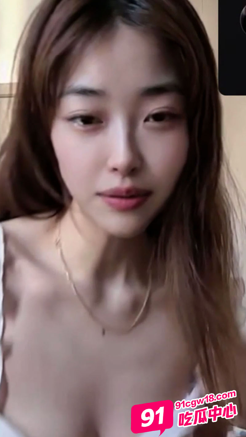 南京职业大学王佳琴 与男友激情裸聊 粉粉嫩嫩的巨乳骚出天际！ 配图