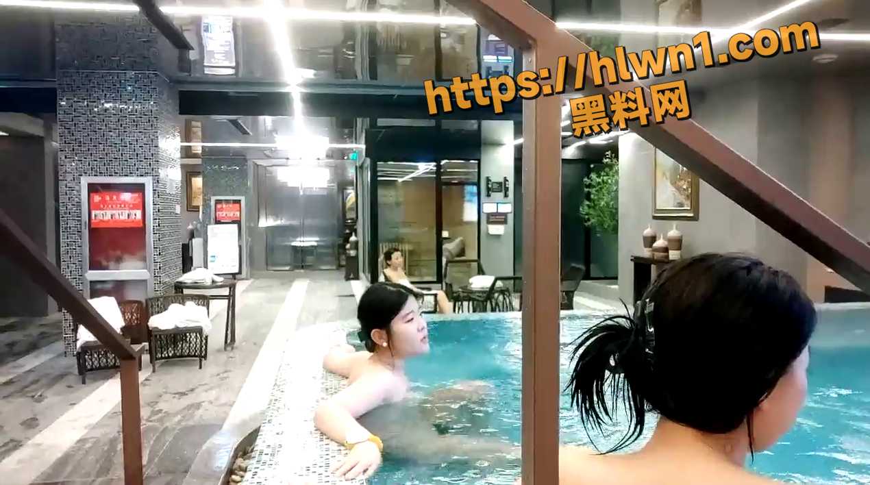 偷拍大神潜入国内洗浴四处游走偷拍 高校的青春学妹被拍到更衣时刻！