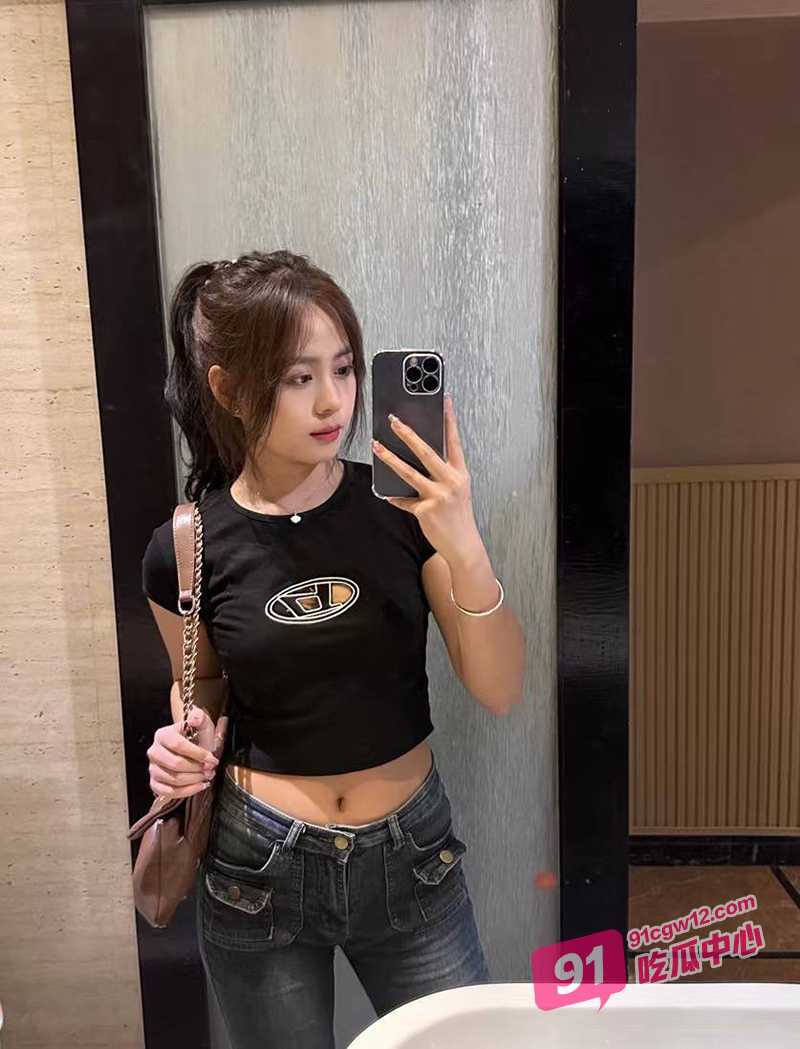 绝美颜值下属女员工刘美龄 被老板pua实录对镜发骚视频 为了提高业绩任由老板摆布！ 配图3