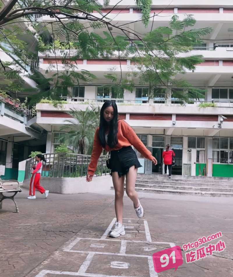 安徽工业大学 陈雨桐 白嫩蜜穴秀 青春美少女诱惑自摸秀 简直就是青春荷尔蒙炸弹 配图