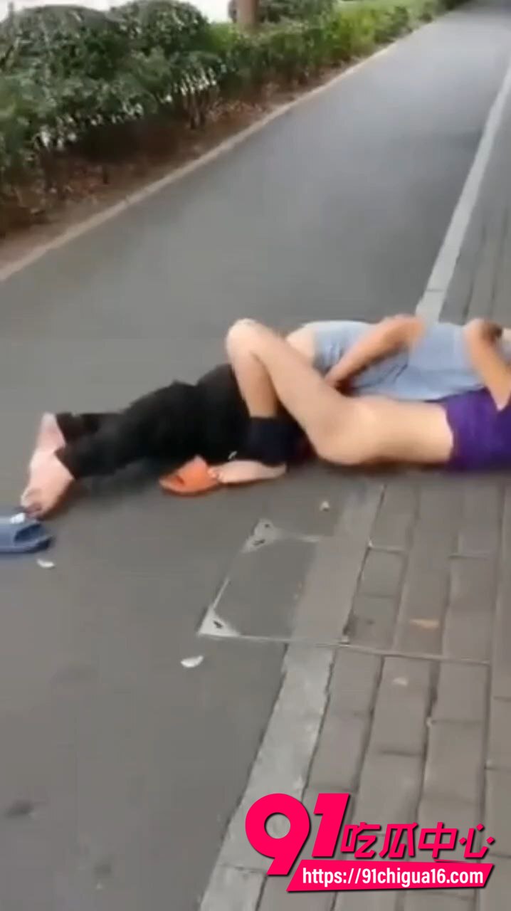 情侣在路边当众做爱视频9