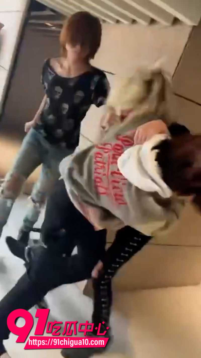 精神小伙打架霸凌现场8