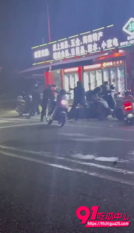 精神小伙深夜超市为护对象惨被七刀3