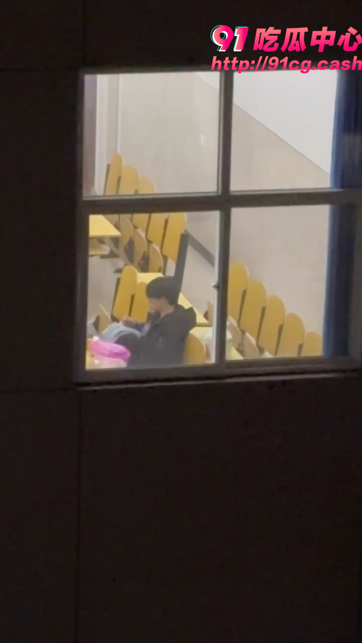 石家庄工程学院大瓜 深夜教室淫乱不堪 灯火通明按住口交的头不放手 完整视频疯传