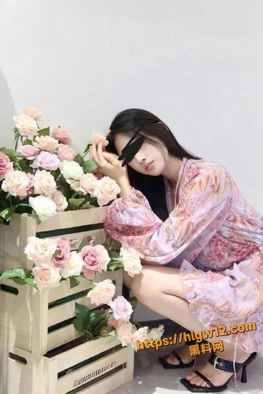 海角社区 奶子即正义 第33集 极品反差小母狗同事 身体非常敏感 骚逼很紧 羞辱的越厉害水越多！
