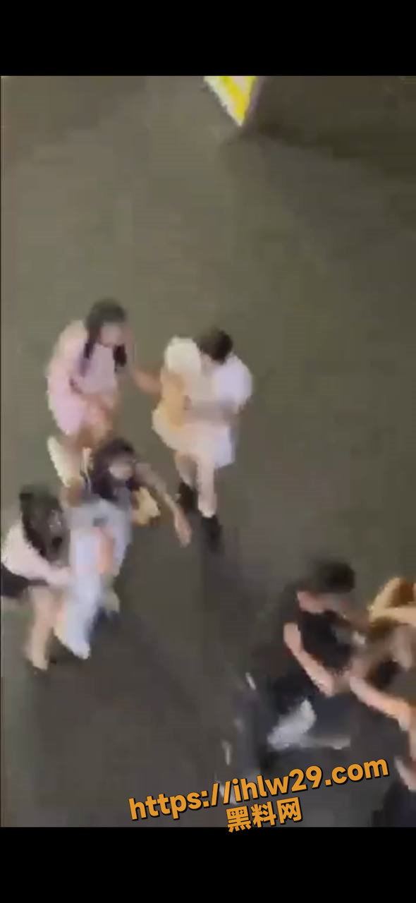 找个这样的女人，以后少不了挨揍！女子在外跟人吵架，男朋友重拳出击随后受伤倒地