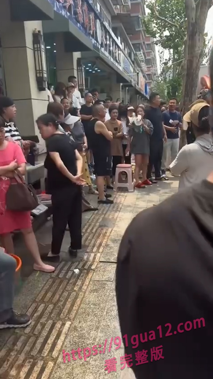天津公公三观炸裂！儿子出轨反怪儿媳无能！被娘家人闹到店里堵门！