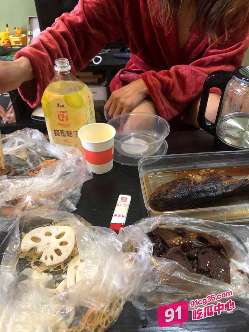 海角母子乱伦~大孝子舍不得老妈忍受寂寞 “妈妈 我来满足你吧” 配图4