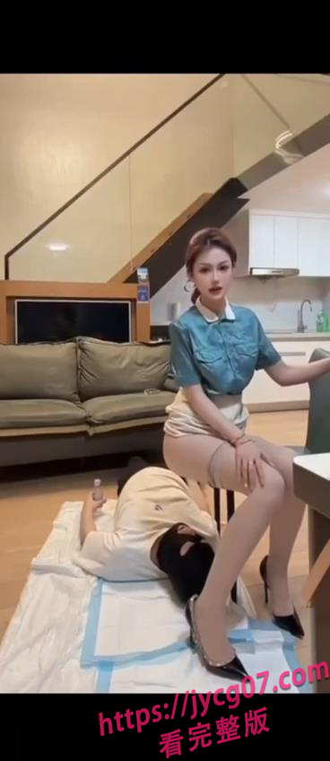 猎奇重口慎入！美艳御姐调教男宠 当众拉脸强喂瘆人画面！ 配图
