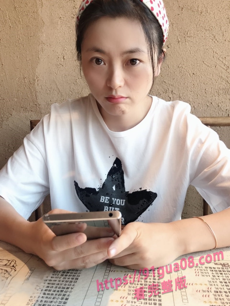 青岛某公司管理霞姐为上位不择手段 和领导酒店潜规则视频被曝光 配图2