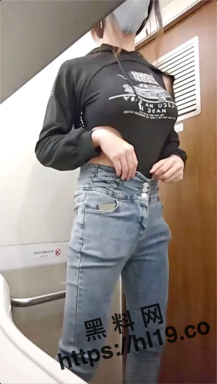 终于知道这种超紧勒阴连体衣是怎么上厕所的了！第一视角为大家揭秘～男生勿进