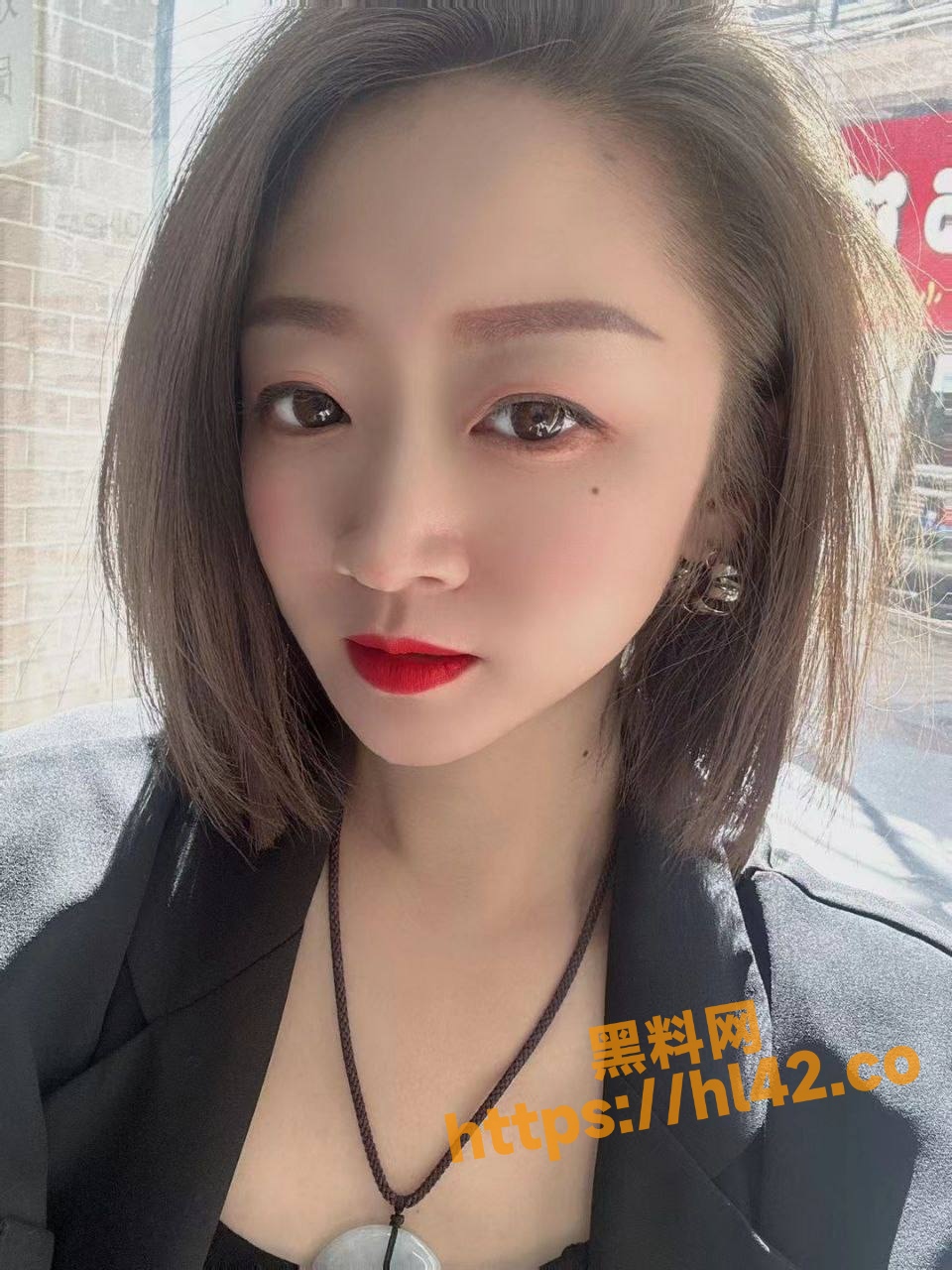 西安极品人妻少妇因废物老公满足不了自己就去找两位猛男把自己干翻享高潮！