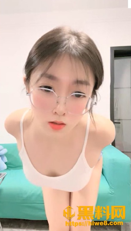 半糖清纯女主播 小糖丸 邻家小妹调戏金主爸爸 激情裸聊表现超骚