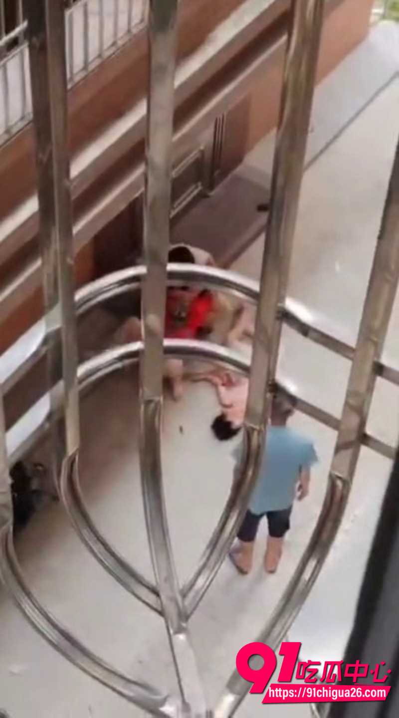 小区楼梯间小孩跳楼7