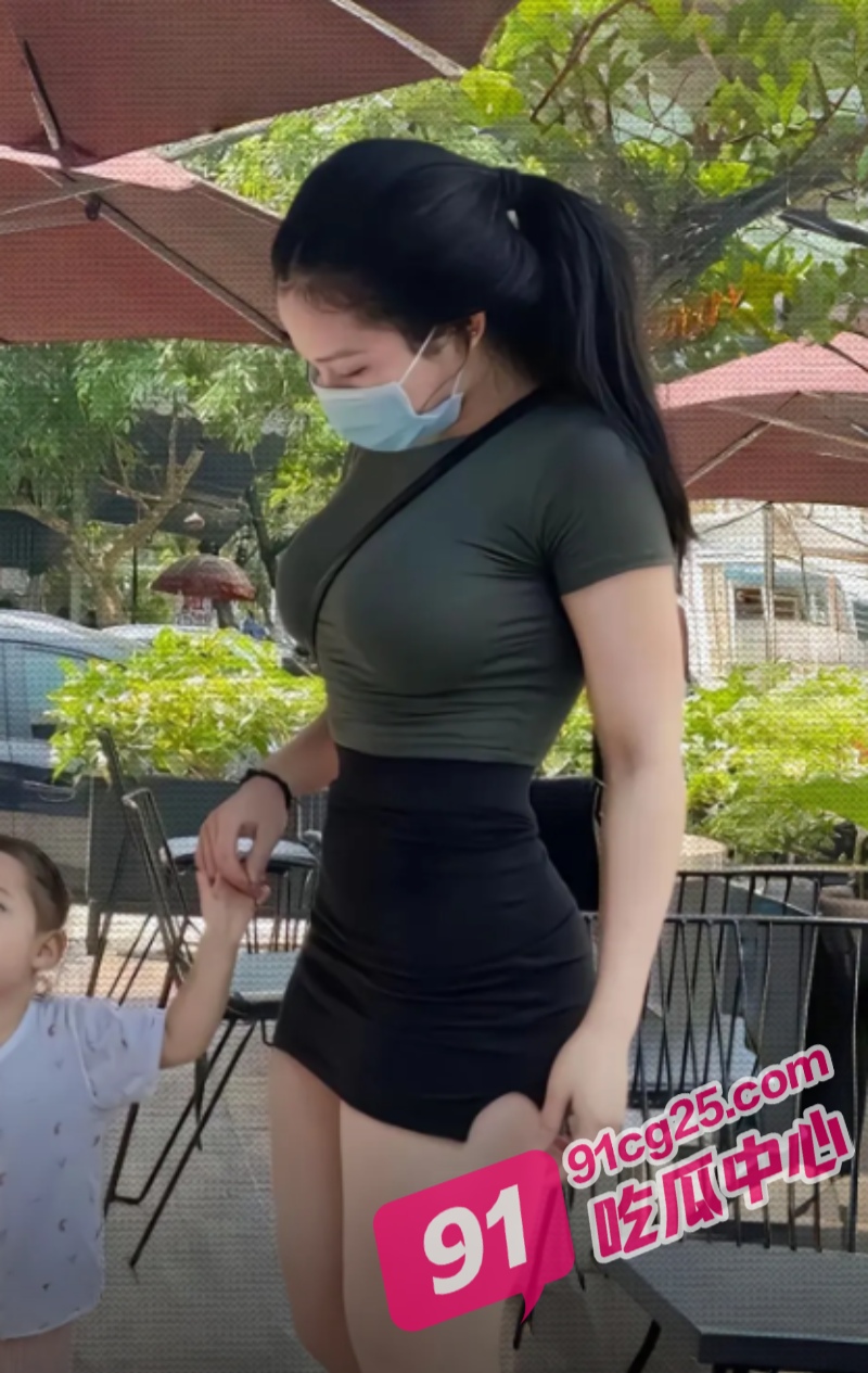 家有淫妻喜露出！健身美臀少妇 羊羊 野外露出3P全程露脸视频泄密流出！ 配图