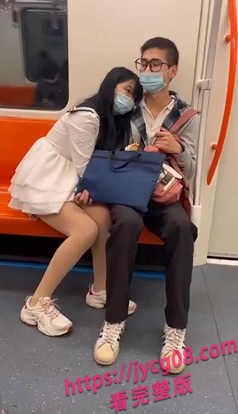 上海地铁又出事！情侣旁若无人上演激情画面引热议！