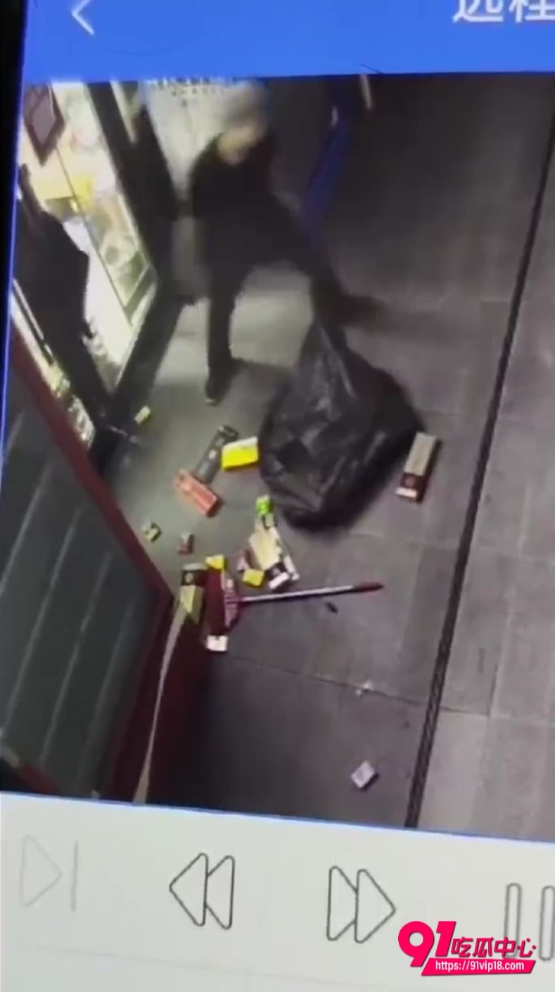 宜昌精神小伙打砸无人店偷烟事件6