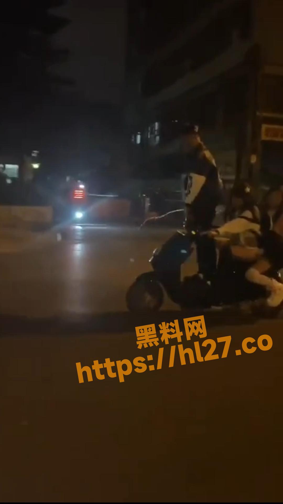 精神小伙骑鬼火带两个妹子 一边骑车一边尿尿 真会玩