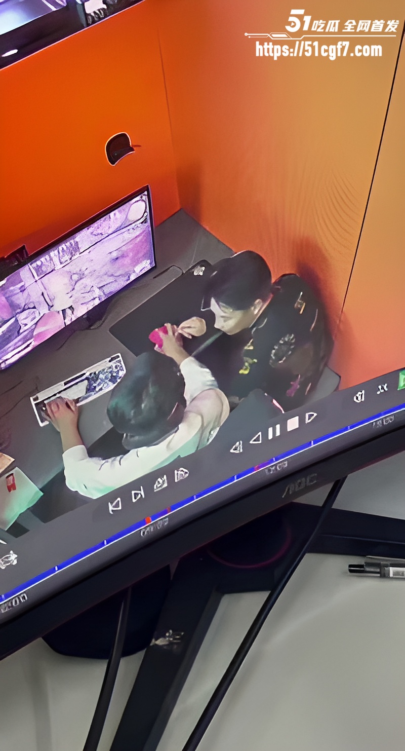 网吧包间上演猎奇一幕 1