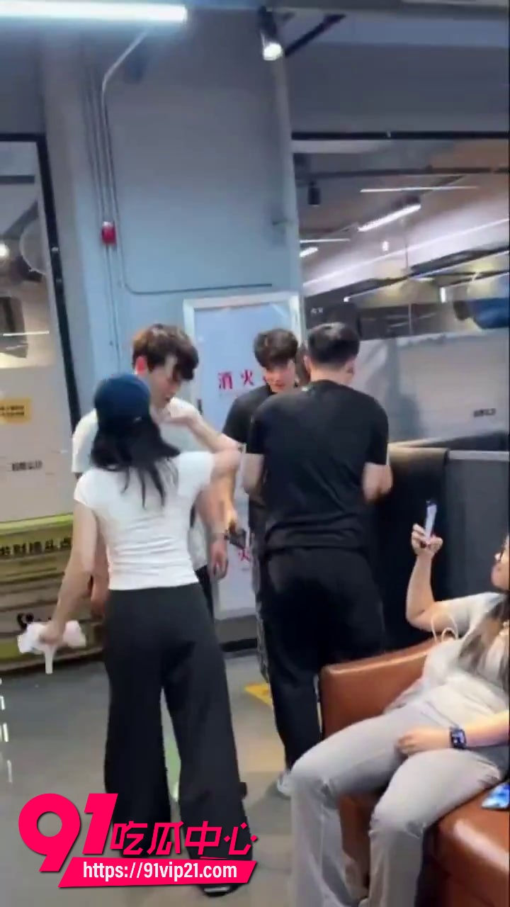 哥们脚踏两只船被找上门6