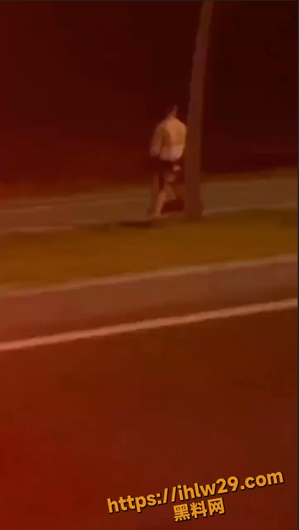 奇葩 深夜海边一对男女在马路边行苟且之事，男子蹲下对女子下体部位埋头苦干！