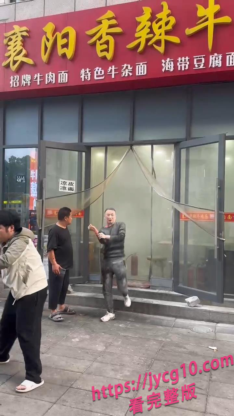 光谷面馆突发激烈冲突！顾客四散奔逃老板拖血冲出店！ 配图3
