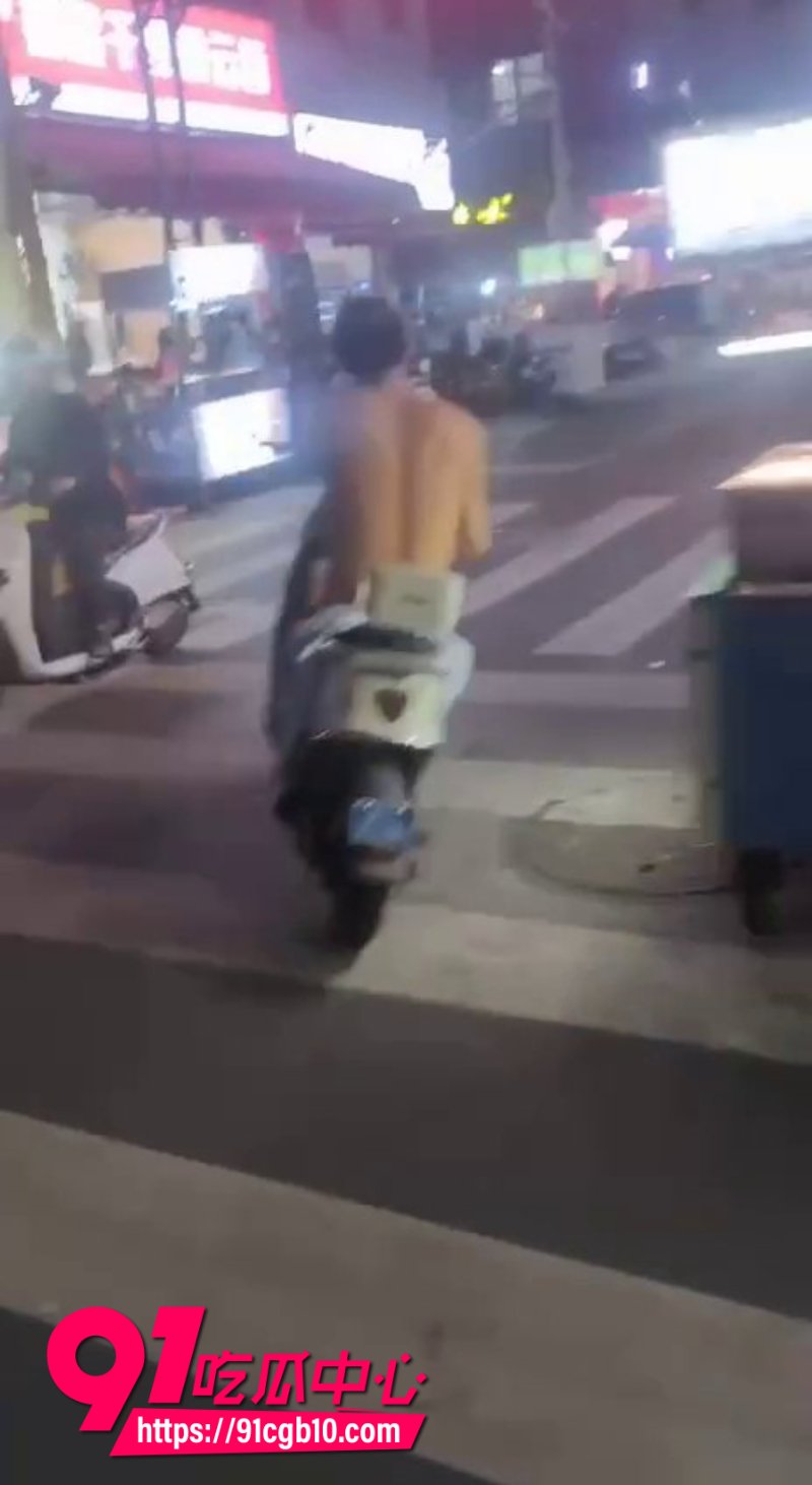 户外露出新玩法男子裸体骑电车全城游街9