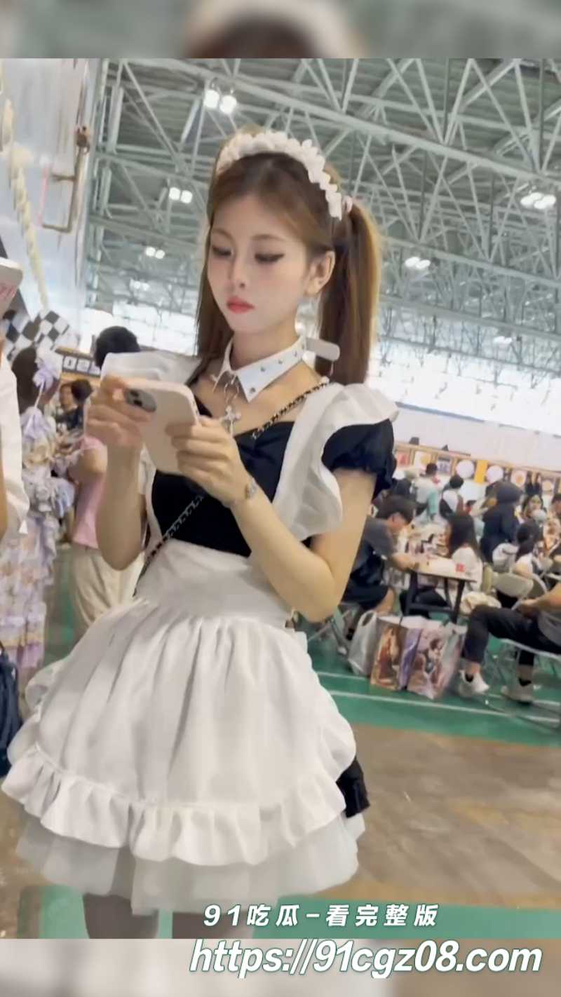 抖音女网红小狸花包 参加漫展活动被抄底 女仆装下的大长腿一览无余