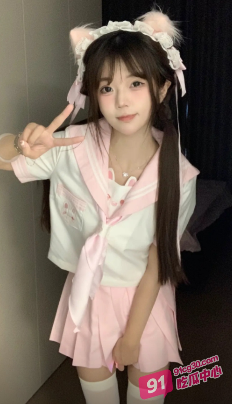 萝莉少女秦可心居家玩跳蛋自慰 被突然回家的男友按在床前激烈打桩！